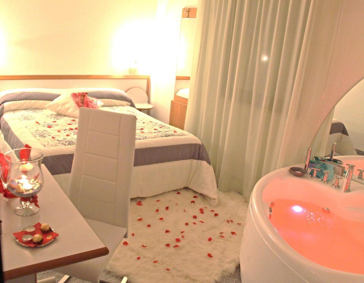 Hotel Memory Ріміні Екстер'єр фото