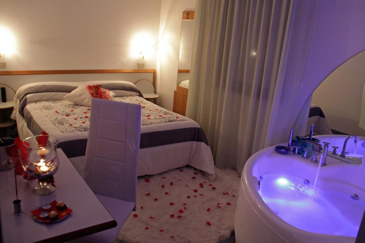 Hotel Memory Ріміні Екстер'єр фото