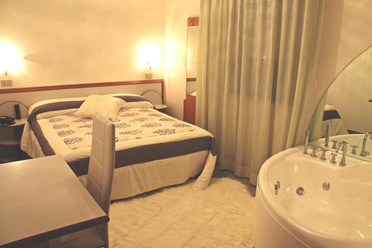 Hotel Memory Ріміні Екстер'єр фото